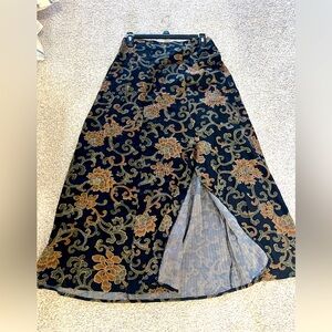 Long skirt black floral pattern size M